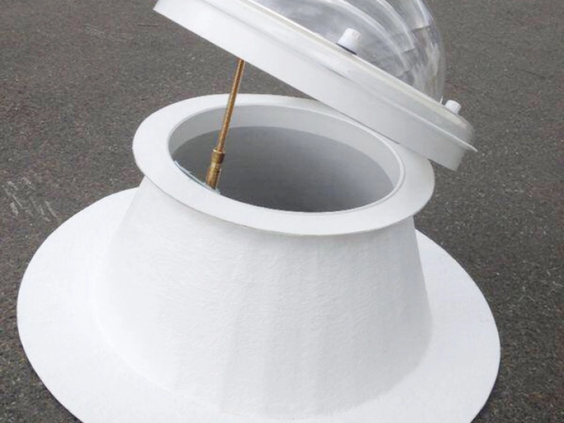 Runder wei&szlig;er Aufsatzkranz auf Asphalt, die klare Kuppel ist &uuml;ber eine Spindel aufgestellt.