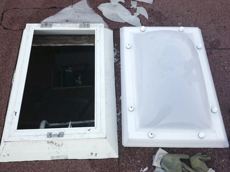 Der aufgeklappte Rahmen &uuml;ber der Dach&ouml;ffnung, rechts daneben die neue Kuppelschale, davor Akkuschrauber und Handschuhe.