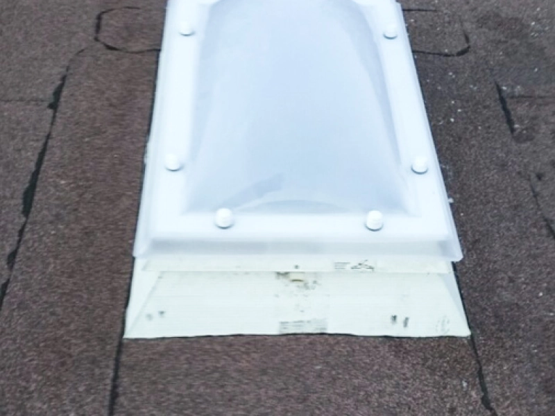 Nachher: Die neue Lichtkuppel sitzt auf dem Aufsatzkranz, die Dachbahn ist rundherum wieder angearbeitet.