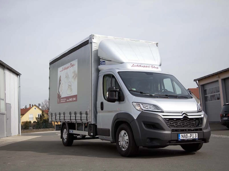 Silberner Transporter mit Planenaufbau, schr&auml;g von vorn, mit dem Kennzeichen NAB-PI 3.