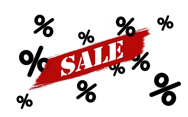 Grafik: der Schriftzug &bdquo;Sale&ldquo; auf einem roten Pinselstrich, umgeben von schwarzen Prozentzeichen.