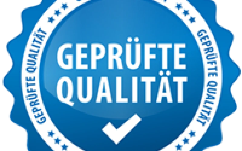 Blaues Siegel mit H&auml;kchen und der Aufschrift &bdquo;Gepr&uuml;fte Qualit&auml;t&ldquo;.