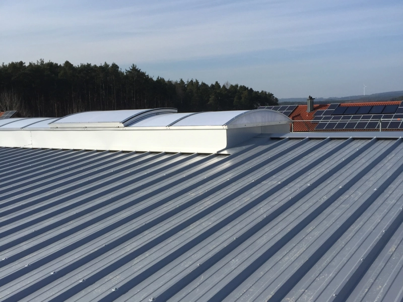 Das Lichtband von der anderen Dachseite, rechts das Nachbardach mit Photovoltaikmodulen.