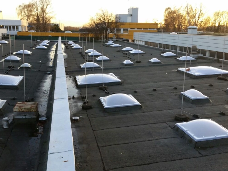 Gro&szlig;er Umbau Tausch von 220 Lichtkuppeln in Gelsenkirchen. Tausch von Elektro-Motor-&Ouml;ffner / Spindelmotor / Spindelantrieben. Einbau von Elektro RWA-Anlagen mit geometrischer &Ouml;ffnung.
